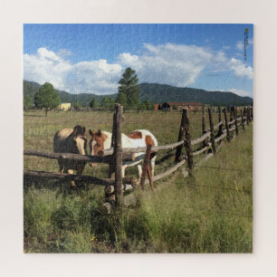 Twee paarden bij een hek van een ruwe houten paal  legpuzzel