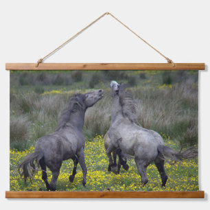 Twee paarden bokken en spelen hangend wandkleed