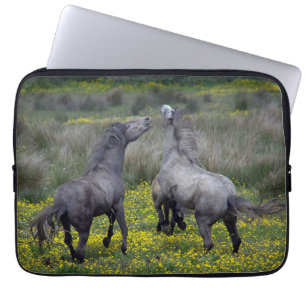 Twee paarden bokken en spelen laptop sleeve