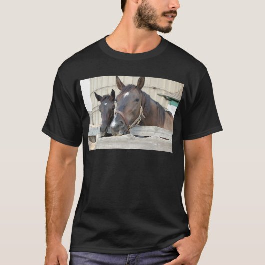 Twee paarden Chewin a Fence T-shirt (Voorkant)