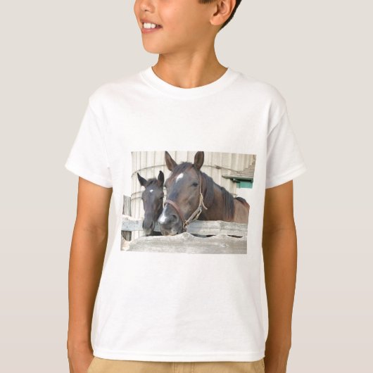 Twee paarden Chewin a Fence T-shirt (Voorkant)
