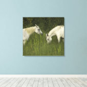 Twee paarden die gras eten canvas afdruk (Insitu (Houten vloer))