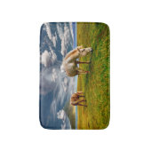 Twee paarden die grazen in het grasland badmat (Voorkant Verticaal)