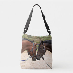 Twee paarden die hun neuzen aanraken crossbody tas