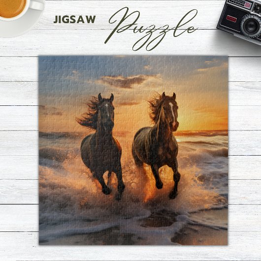 Twee paarden die op het strand lopen bij zonsonder legpuzzel