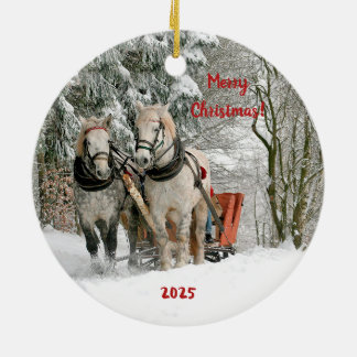 Twee paarden en slee in de sneeuw keramische ornam keramisch ornament