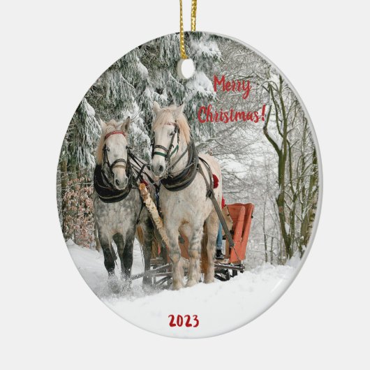 Twee paarden en slee in de sneeuwkeramiek keramisch ornament (Links)