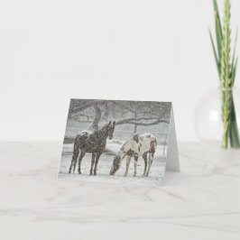 Twee paarden in Snowy Pasture in Falling Snow Feestdagen Kaart