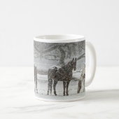 Twee paarden in Snowy Pasture in Gentle Snowfall Koffiemok (Voorkant rechts)