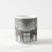 Twee paarden in Snowy Pasture in Gentle Snowfall Koffiemok (Center)