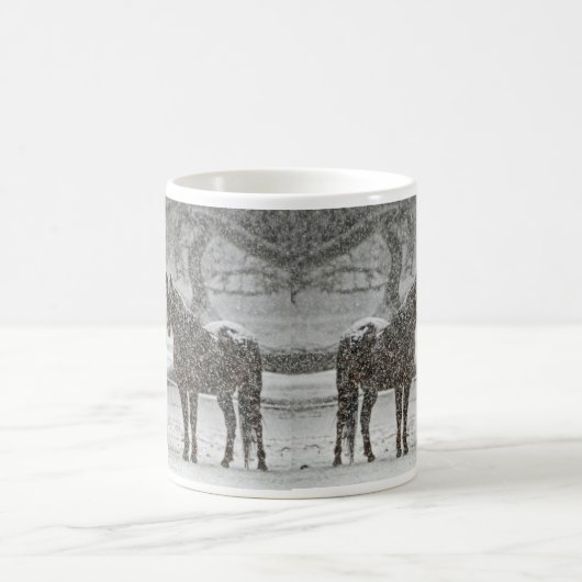 Twee paarden in Snowy Pasture in Gentle Snowfall Koffiemok (Center)