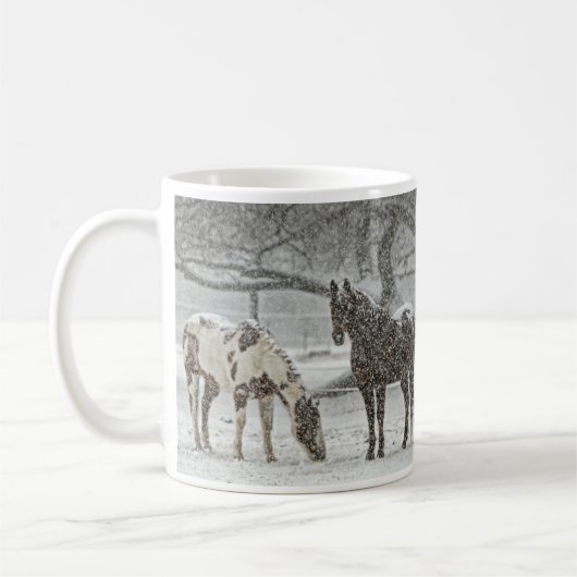 Twee paarden in Snowy Pasture in Gentle Snowfall Koffiemok (Links)