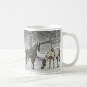 Twee paarden in Snowy Pasture in Gentle Snowfall Koffiemok