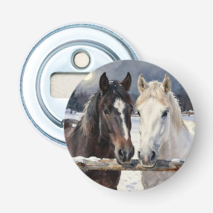 Twee paarden op een besneeuwde boerderij onder de button flesopener