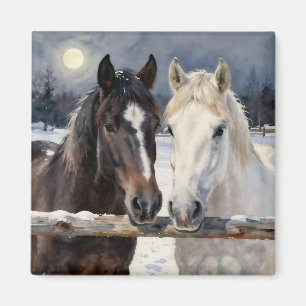 Twee paarden op een besneeuwde boerderij onder de  magneet