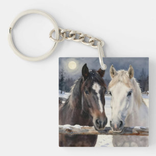 Twee paarden op een besneeuwde boerderij onder de  sleutelhanger