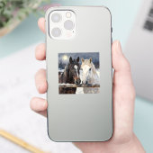Twee paarden op een besneeuwde boerderij onder het sticker (Telefoon)