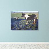 Twee paarden op Hackpen hill in North Wiltshire Canvas Afdruk (Insitu (Houten vloer))