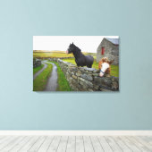 Twee paarden op het boerderij op het platteland in canvas afdruk (Insitu (Houten vloer))