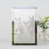 Twee paarden staan in de buurt van een hek in het  briefpapier (Staand voorkant)
