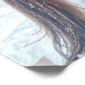 Twee paardenrennen die in wintersneeuw III spelen Poster (Hoek)