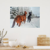 Twee paardenrennen die in wintersneeuw III spelen Poster (Keuken)