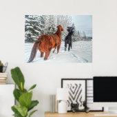 Twee paardenrennen die in wintersneeuw III spelen Poster (Thuiskantoor)