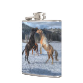 Twee paardenrennen voor het afspelen van wintersne heupfles (Links)