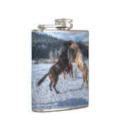 Twee paardenrennen voor het afspelen van wintersne heupfles (Rechts)