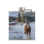 Twee paardenrennen voor het afspelen van wintersne heupfles (Achterkant)