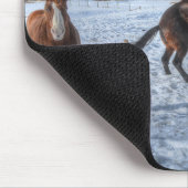 Twee paardenrennen voor het afspelen van wintersne muismat (Hoek)