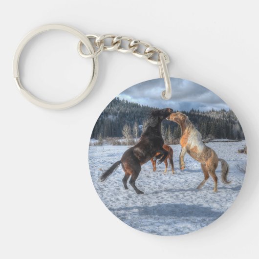 Twee paardenrennen voor het afspelen van wintersne sleutelhanger (Voorkant)