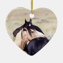 Twee paardensportschutters met wilde paarden keramisch ornament