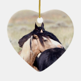 Twee paardensportschutters met wilde paarden keramisch ornament