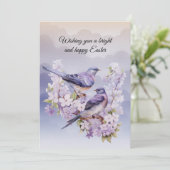 Twee Paarse vogels in de lentebloemen Pasen Feestdagenkaart (Staand voorkant)