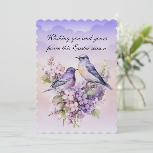 Twee Paarse vogels in de lentebloemen Pasen Feestdagenkaart (Staand voorkant)