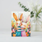 Twee paashaas in tulpenveld briefkaart (Staand voorkant)