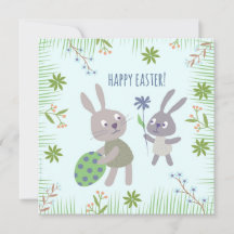 Twee paashaasjes met ei en bloem.