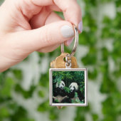 Twee panda's eten bamboe samen, Wolong Sleutelhanger (Hand)
