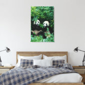 Twee panda's eten samen bamboe, Wolong Canvas Afdruk (Insitu (Slaapkamer))