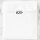 TWEE PAPA'S ZIJN BETER DAN ÉÉN RONDE STICKER (Tas)