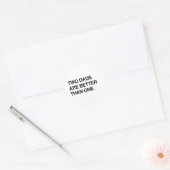TWEE PAPA'S ZIJN BETER DAN ÉÉN RONDE STICKER (Envelop)