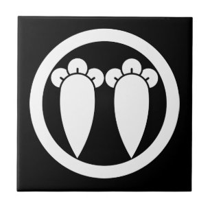 Twee parallelle krukken in een cirkel tegeltje