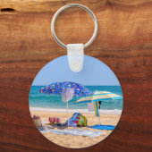 Twee parasols en strandbenodigdheden op het zee.JP Sleutelhanger (Voorkant)