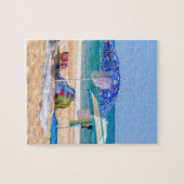 Twee parasols en strandbenodigdheden op zee.JPG Legpuzzel (Horizontaal)