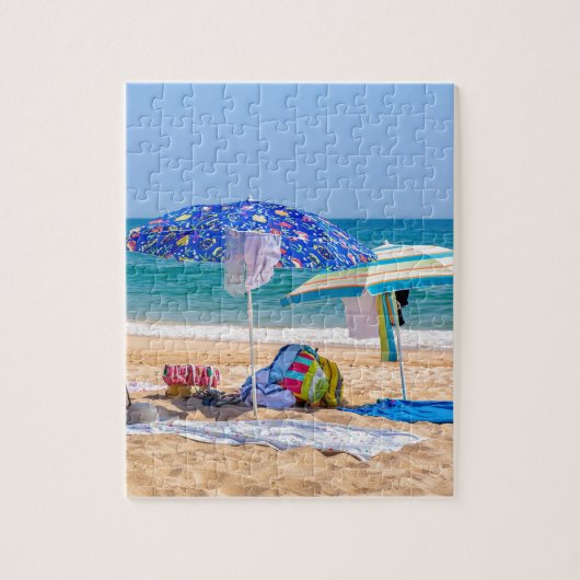 Twee parasols en strandbenodigdheden op zee.JPG Legpuzzel (Verticaal)