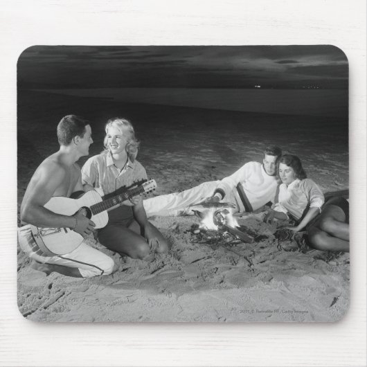 Twee paren op het strand rond het kampvuur muismat (Voorkant)