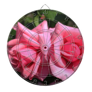 twee perfecte hete roze rozen. liefde dartbord