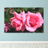 twee perfecte, roze roos bloemen. canvas afdruk (Insitu (Houten vloer))