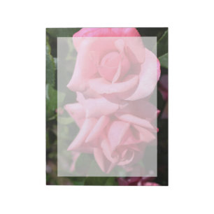 twee perfecte, roze roos bloemen. notitieblok